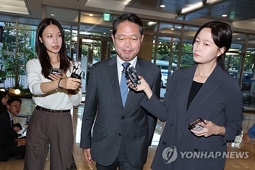김승원 법무부 장관 후보자가 11일 서울 종로구 적선현대빌딩에 마련된 인사청문회 준비 사무실로 출근하며 취재진의 질문을 듣고 있다.