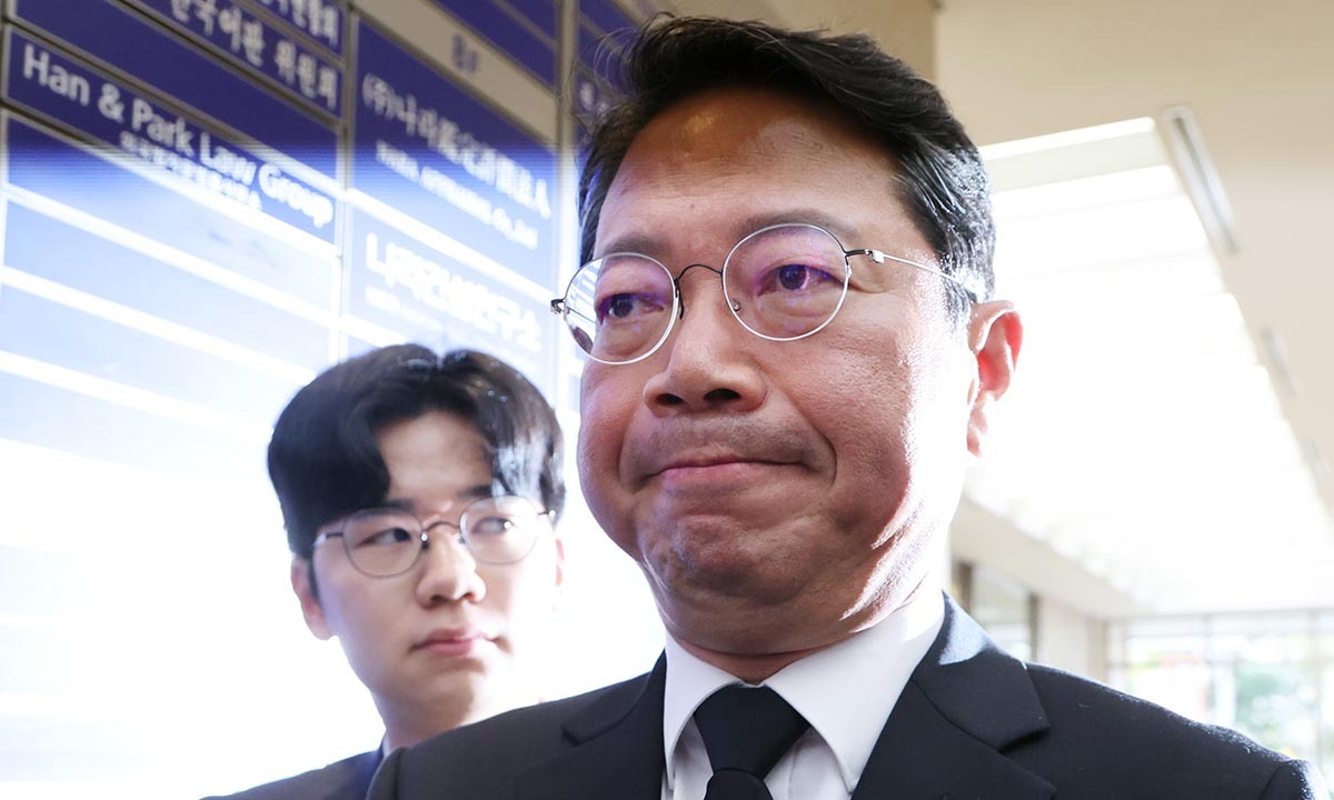 김승원 법무부 장관 후보자가 인사청문회를 하루 앞둔 14일 서울 종로구에 마련된 청문회 준비사무실로 출근하며 기자들의 질문을 듣고 있다. 뉴시스