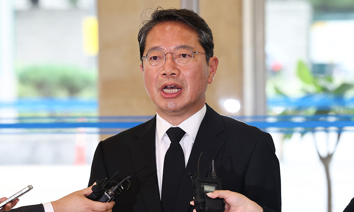 김승원 법무부 장관 후보가 14일 서울 종로구 적선현대빌딩에 마련된 인사청문회 준비 사무실로 출근하며 취재진 앞에서 발언하고 있다.