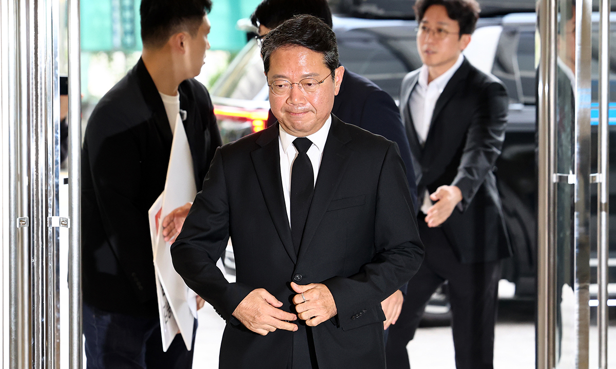 김승원 법무부 장관 후보가 14일 오전 서울 종로구 적선현대빌딩에 마련된 인사청문회 준비 사무실로 출근하고 있다. 뉴스1