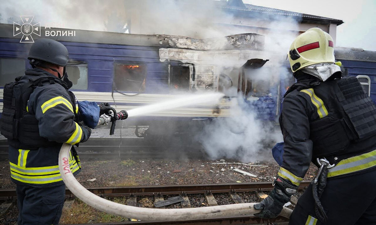바르샤바행 우크라이나 열차 피격 우크라이나 소방관들이 13일(현지시간) 우크라이나와 폴란드 국경 인근 야호딘역에서 러시아군의 드론 공격으로 파괴된 바르샤바행 열차 객차 소화 작업을 하고 있다. 우크라이나 측은 공격 직전 떠난 열차에 유럽연합(EU) 고위 관계자들이 타고 있었던 점을 들어 러시아가 이들을 노린 것으로 의심하고 있다.&nbsp;우크라이나 국가비상사태청 제공, AFP연합