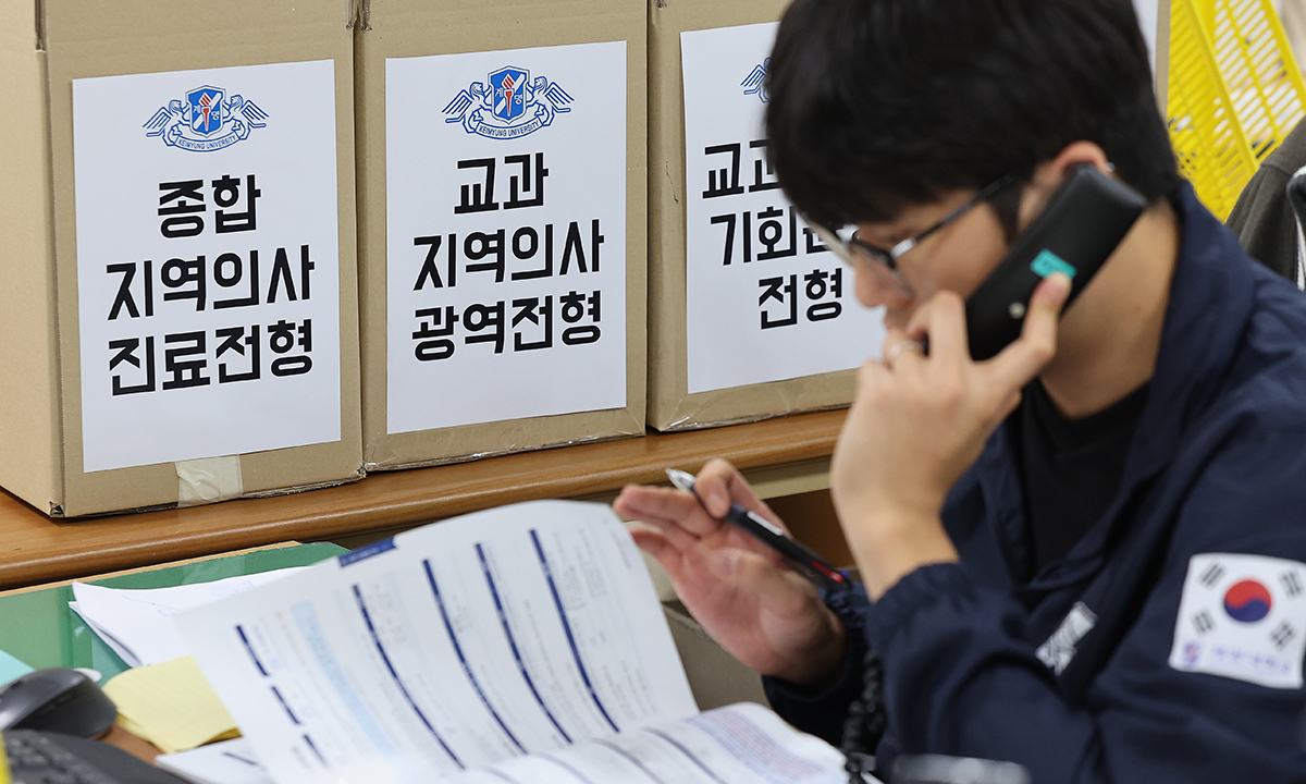 '지역의사'를 뽑는 첫 대입 수시모집 전형 원서 접수가 시작된 지난 7일 계명대 입학처에 지역의사 전형 서류함이 준비돼 있다. 연합뉴스