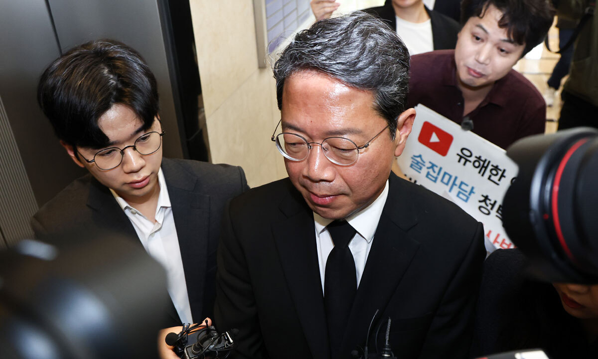 긴장한 표정으로 출근 김승원 법무부 장관 후보자(가운데)가 14일 서울 종로구 적선현대빌딩 인사청문준비단 사무실로 출근하고 있다.&nbsp;뉴스1