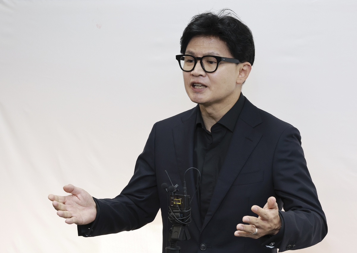한동훈 무소속 의원이 11일 오전 서울 여의도 국회 의원회관에서 열린 김승원 법무부 장관 후보의 '신약 임상시험 청탁' 의혹 관련한 제넨셀·세종메디칼 피해자들 기자회견에서 발언하고 있다. 뉴시스