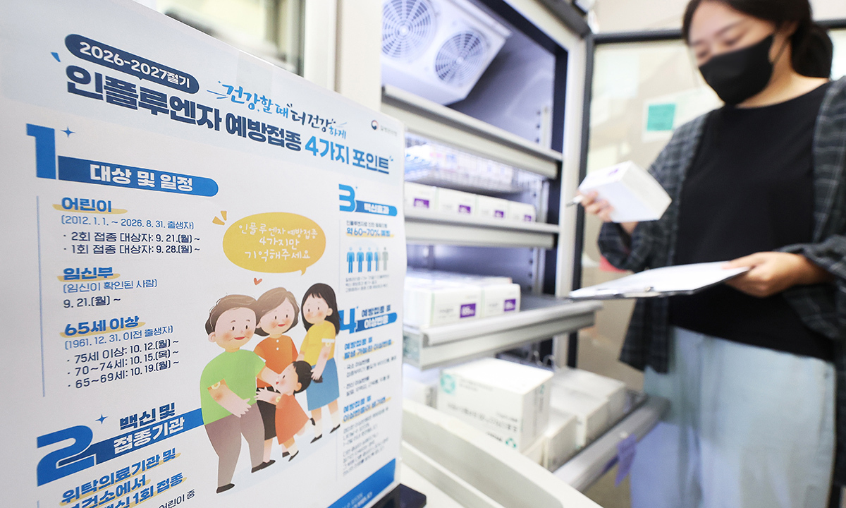인플루엔자(독감)가 예년보다 이르게 유행하고 있는 14일 경기도 수원시 팔달구보건소에서 관계자가 보관 중인 독감 백신을 점검하고 있다. 연합뉴스