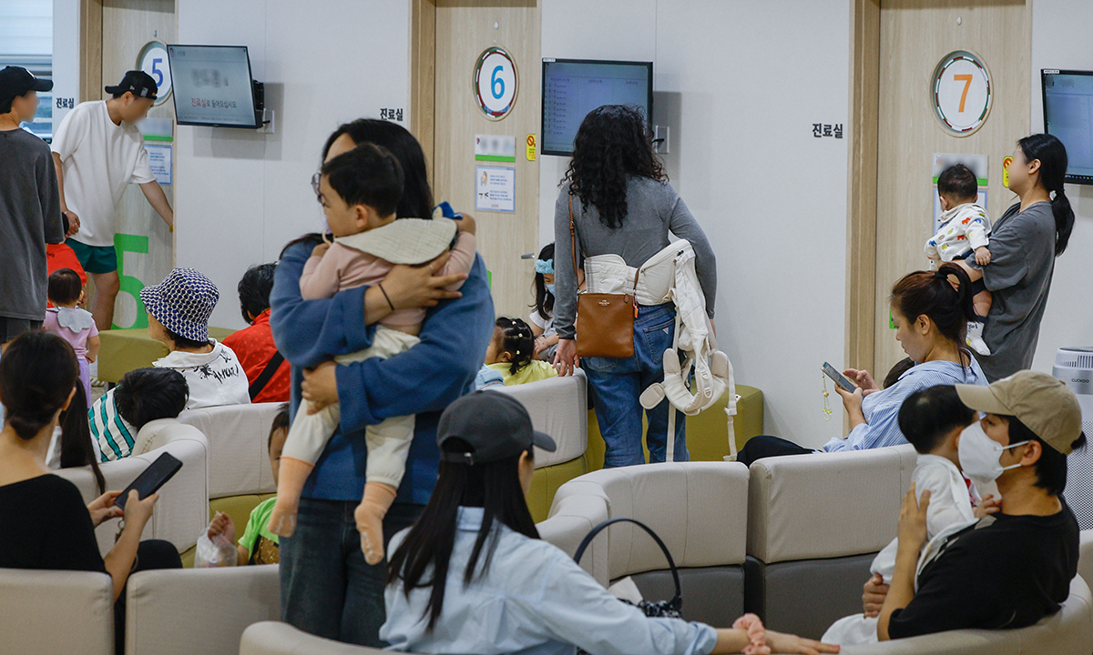 “콜록 콜록”… 붐비는 어린이병원 환절기 독감이나 폐렴 등 호흡기 질환 환자가 늘어나는 가운데 14일 서울의 한 소아청소년과 병원에서 아이와 부모들이 진료를 기다리고 있다. 최상수 기자
