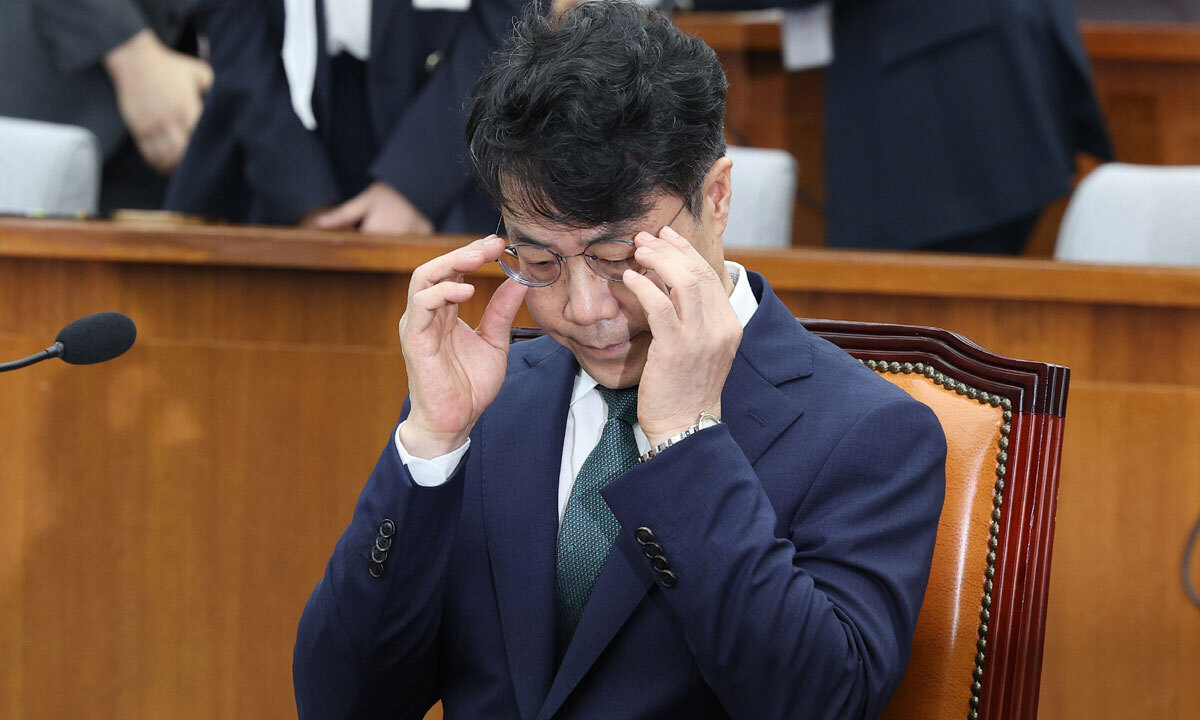 진땀 김성수 대법관 후보자가 14일 서울 여의도 국회에서 열린 인사청문회에 출석해 안경을 고쳐 쓰고 있다. 김 후보자는 지난해 5월 이재명 대통령 공직선거법 위반 사건 대법원 파기환송 판결을 두고 “절차적인 진행이 다소 이례적이었다”고 말했다. 남정탁 기자