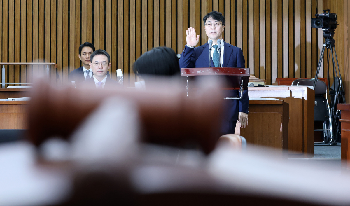 김성수 대법관 후보자가 14일 국회에서 열린 대법관(김성수) 임명 동의에 관한 인사청문특별위원회 청문회에 출석해 선서하고 있다. 연합