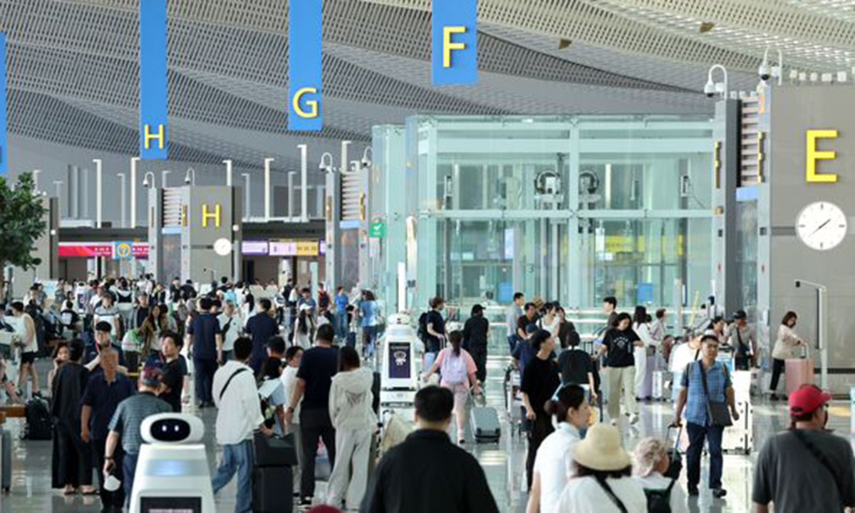 인천국제공항 제2여객터미널(T2)이 여객들로 북적이고 있다. 뉴스1