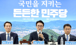 민주당, 노선 놓고 ‘내전’ 격화… 지지율도 국힘에 역전 당해