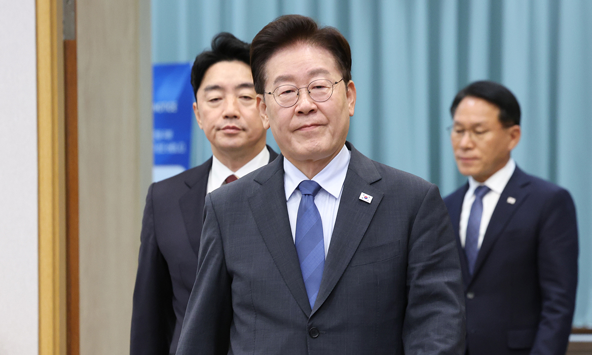 이재명 대통령이 11일 청와대에서 열린 수석보좌관회의에 입장하고 있다.