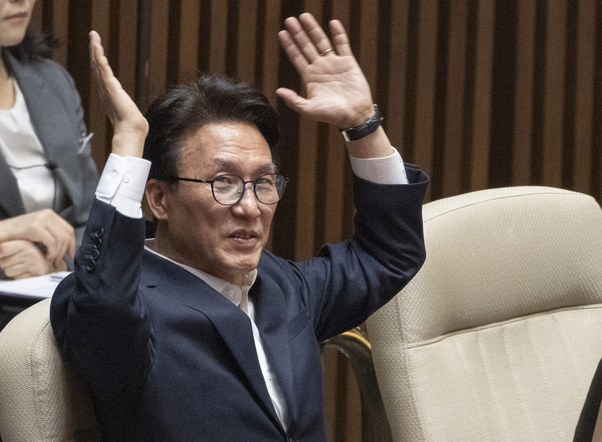 더불어민주당 김민석 대표가 지난 14일 국회 본회의장에서 교육·사회·문화 분야 대정부질문에 참석해 두 손을 들고 다른 의원들을 바라보고 있다. 연합뉴스