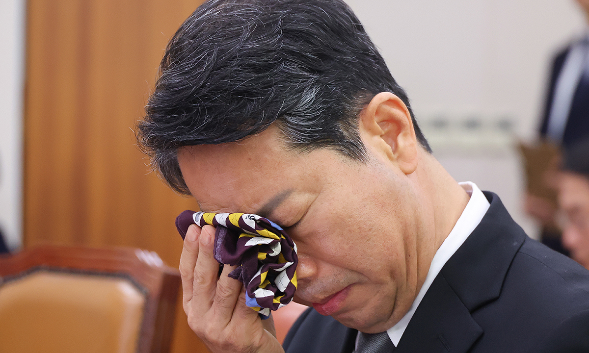 김승원 법무부 장관 후보자가 15일 서울 여의도 국회 법제사법위원회에서 열린 인사청문회에서 발언하며 손수건으로 눈가를 닦고 있다.