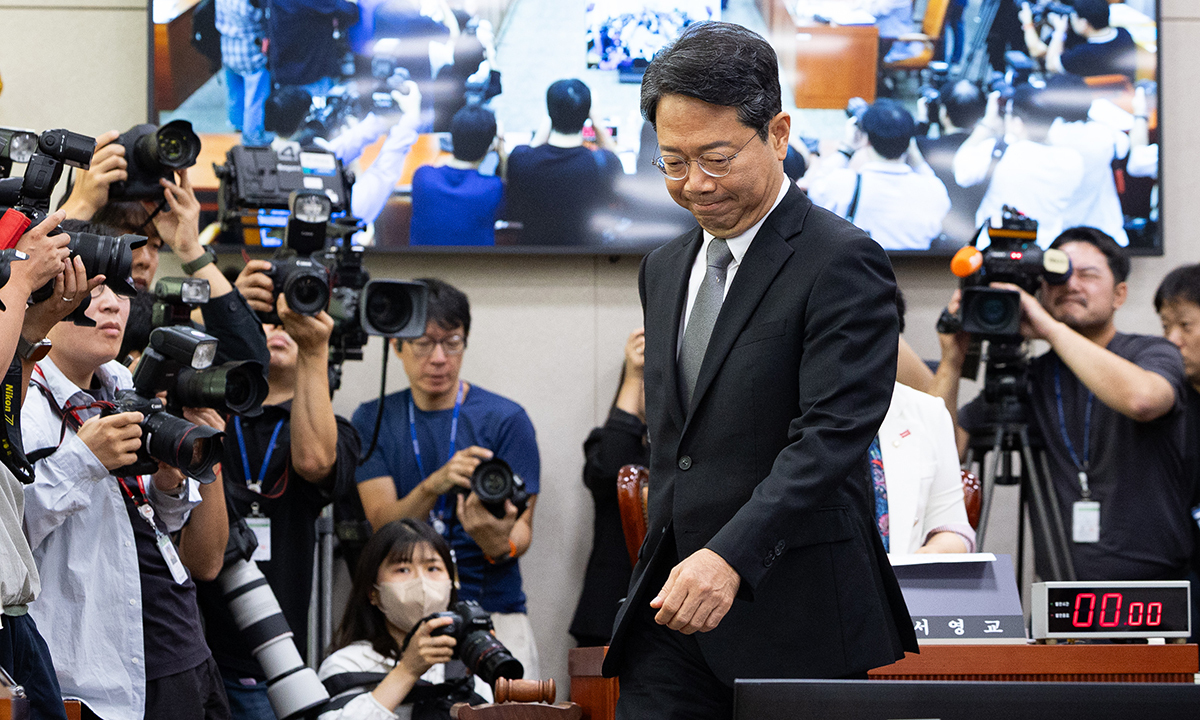 김승원 법무부 장관 후보자가 15일 서울 여의도 국회 법제사법위원회 인사청문회에 출석해 선서문을 서영교 위원장에게 전달한 후 자리로 이동하고 있다.