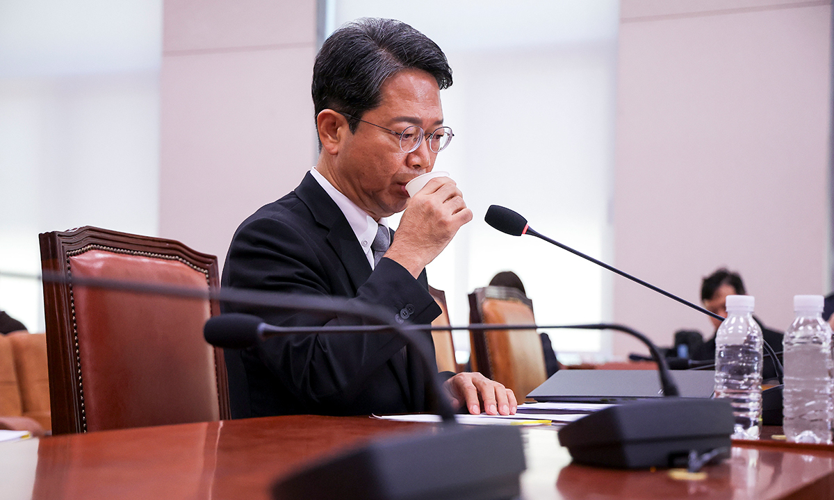 김승원 법무부 장관 후보자가 15일 국회 법제사법위원회에서 열린 인사청문회에서 가족 관련 질문에 답변을 마친 뒤 물을 마시고 있다.