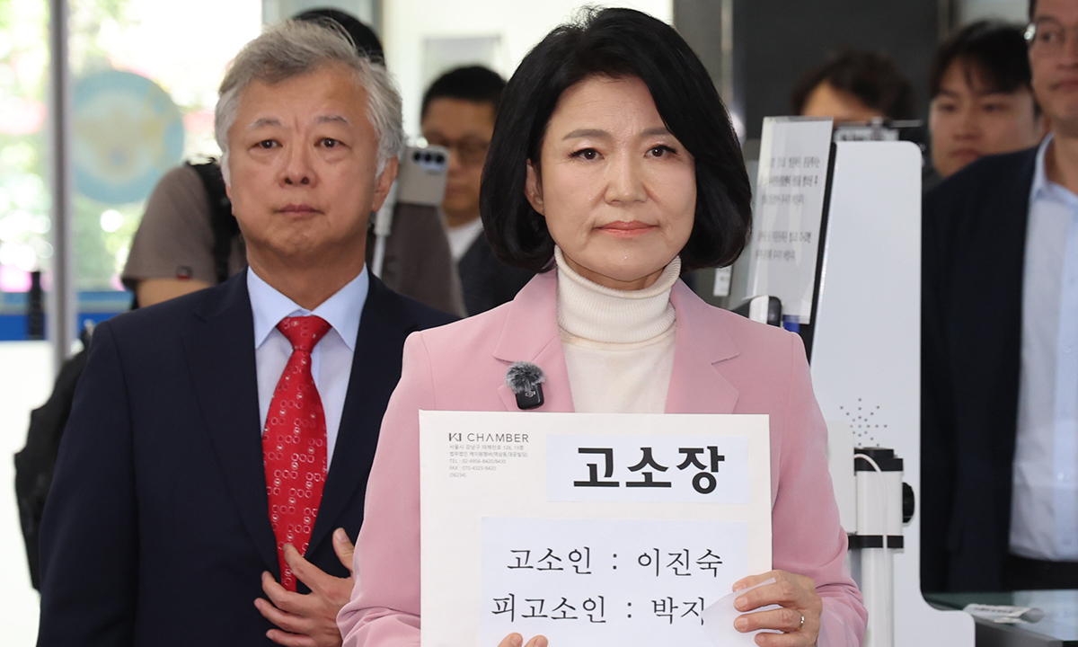 이진숙 국민의힘 의원이 15일 서울 영등포경찰서에서 박지원 더불어민주당 의원을 정보통신망법 위반(명예훼손) 혐의로 고소하기 위해 이동하고 있다. 뉴시스