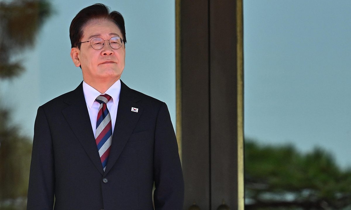 산적한 현안들 교통정리할까 이재명 대통령이 15일 청와대에서 국빈 방한한 세르다르 베르디무함메도프 투르크메니스탄 대통령을 영접하기 위해 기다리고 있다. 이 대통령은 18일 청와대 영빈관에서 기자회견을 열고 지지율 하락과 범여권 내부 갈등, 검찰개혁·인사 문제 등 정국 현안에 대한 입장을 밝힐 예정이다. 청와대사진기자단