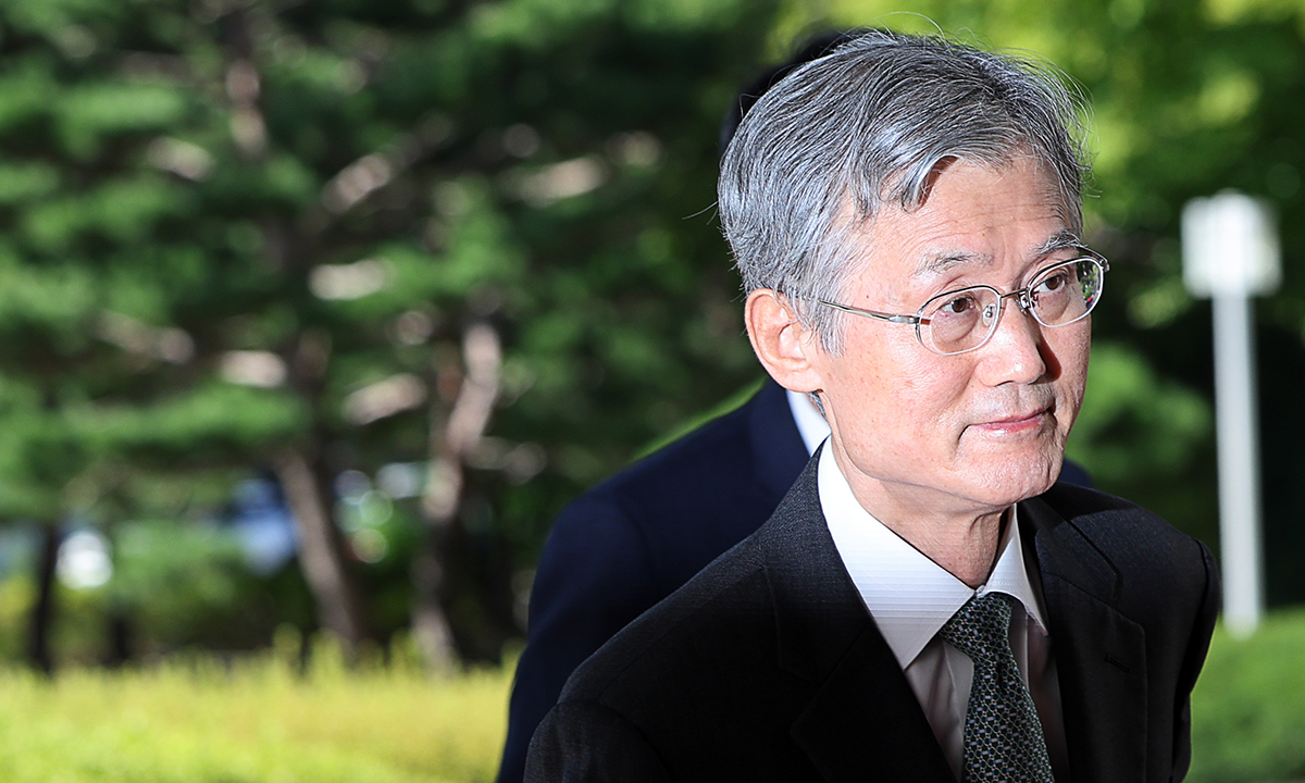 조희대 대법원장이 15일 서울 서초구 대법원에서 출근하고 있다. 뉴시스