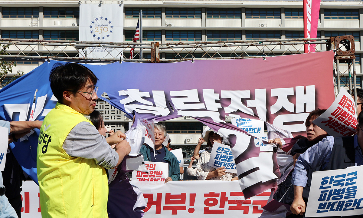 미국의 침략전쟁 중단 한국군 파병 반대 긴급행동 등 시민단체 회원들이 15일 서울 종로구 광화문광장에서 열린 미국의 파병 압박 거부! 한국군 파병 반대 전국대표자 기자회견에서 '미국 침략전쟁 파병압박' 문구가 적힌 현수막을 찢는 퍼포먼스를 하고 있다. 뉴시스