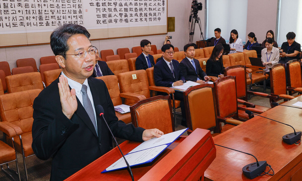 텅 빈 증인석 김승원 법무부 장관 후보자가 15일 국회 법제사법위원회 전체회의장에서 열린 인사청문회에서 선서하고 있다. 브로커 양모씨, 제약업체 제넨셀 설립자 강모씨, 김강립 전 식품의약품안전처장 등 임상시험 승인 청탁 의혹 관련 증인 채택이 불발되면서 증인석이 텅 비어 있다. 최상수 기자