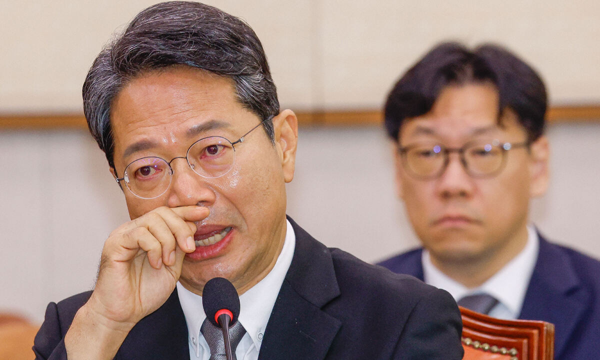 김승원 법무부 장관 후보자가 15일 서울 여의도 국회 법제사법위원회 전체회의장에서 열린 인사청문회에서 가족기업 특혜 의혹과 관련해 해명하는 도중 눈물을 글썽이고 있다. 최상수 기자