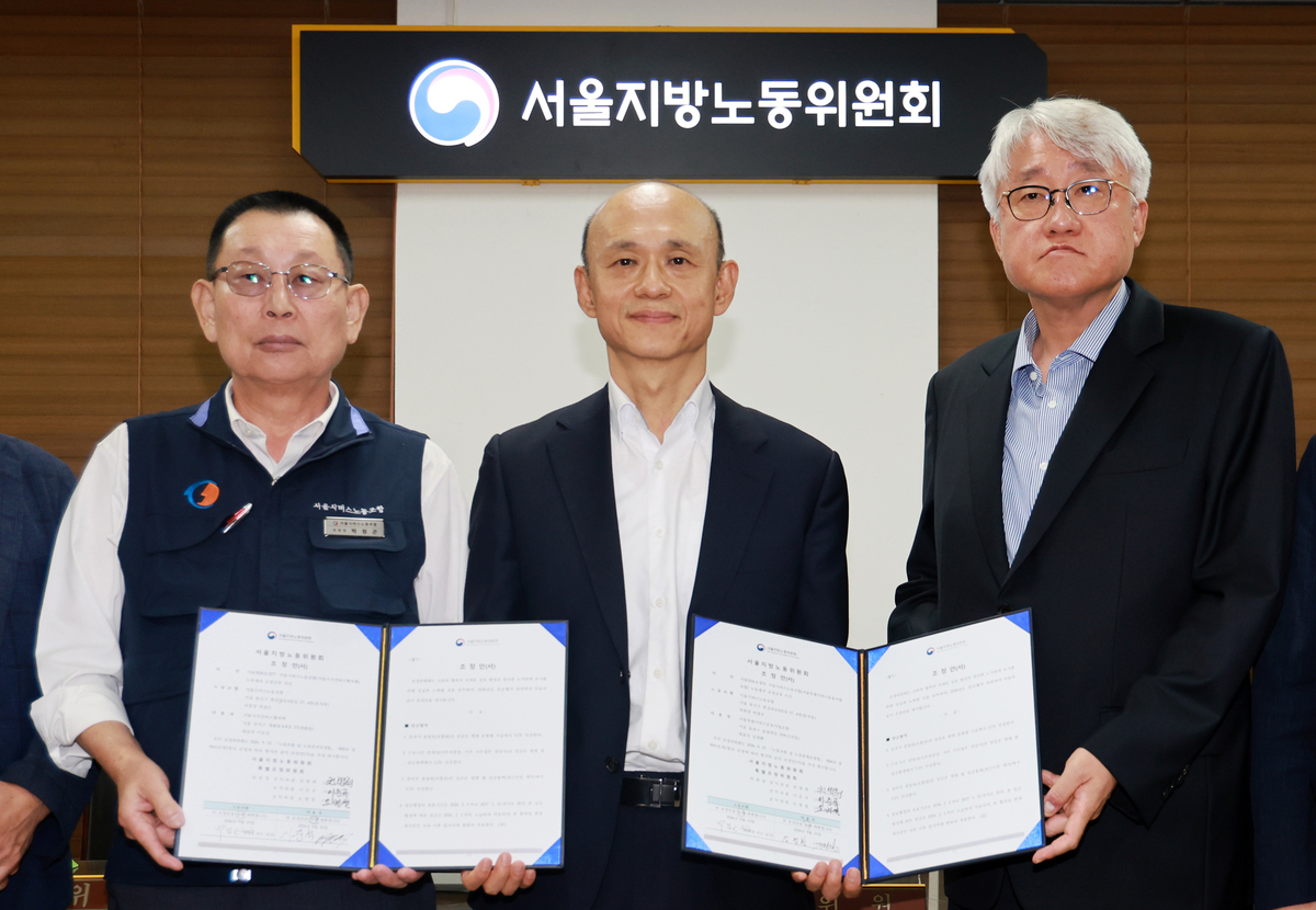 박점곤 서울시버스노동조합 위원장(왼쪽부터), 권병희 서울지노위 조정위원장과 김정환 서울시버스사업조합 이사장을 비롯한 참석자들이 16일 서울 영등포구 서울지방노동위원회에서 열린 특별조정위원회 2차 사후 조정 회의에서 서울 시내버스 노사 협상에 극적으로 합의한 뒤 기념촬영을 하고 있다.
