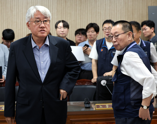 서울 시내버스 노사 협상이 극적으로 타결된 16일 오전 서울 영등포구 서울지방노동위원회에서 김정환 서울시버스사업조합 이사장(왼쪽)과 박점곤 서울시버스노동조합 위원장이 조정안에 서명 후 자리를 이동하고 있다. 뉴시스