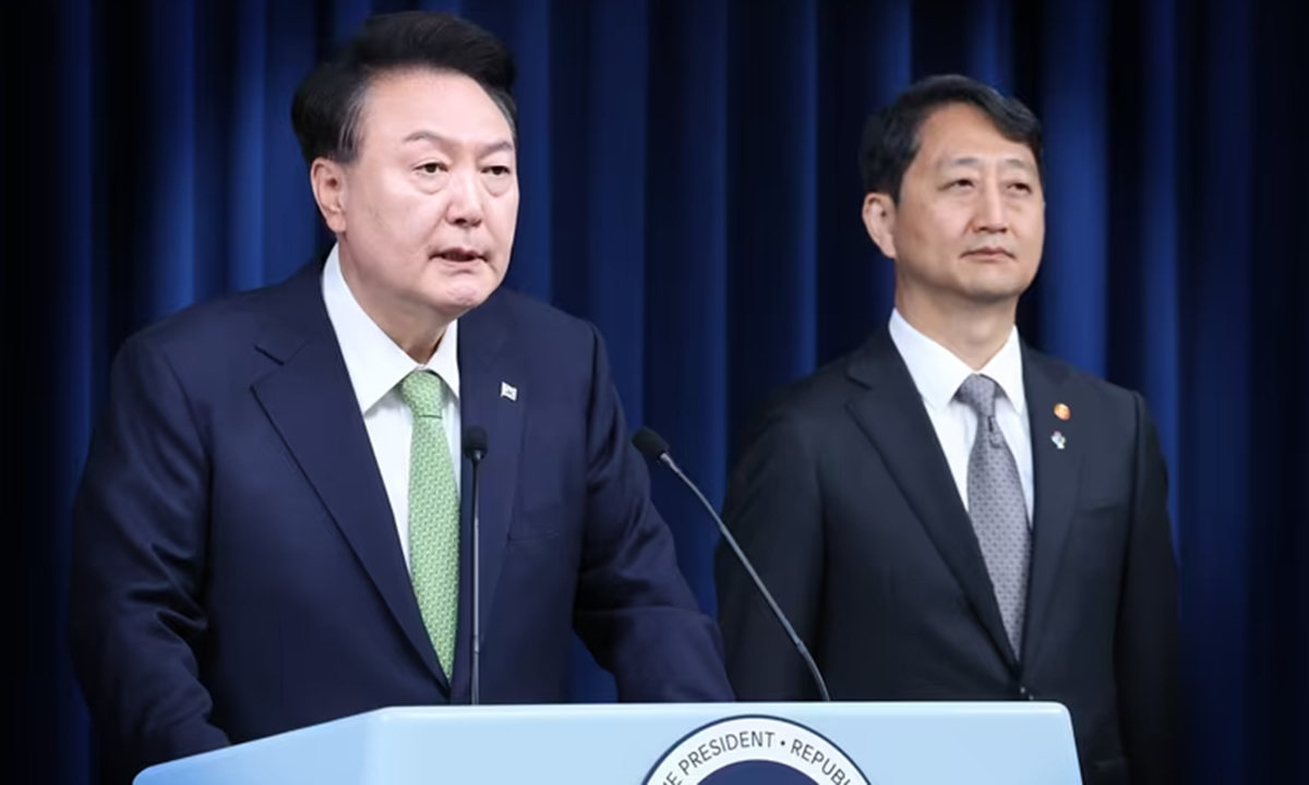 윤석열 대통령이 지난 2024년 6월 3일 용산 대통령실 청사에서 열린 첫 국정브리핑에서 "포항 영일만 앞바다에서 막대한 양의 석유와 가스가 매장돼 있을 가능성이 높다는 물리탐사 결과가 나왔다"고 발표하고 있다.