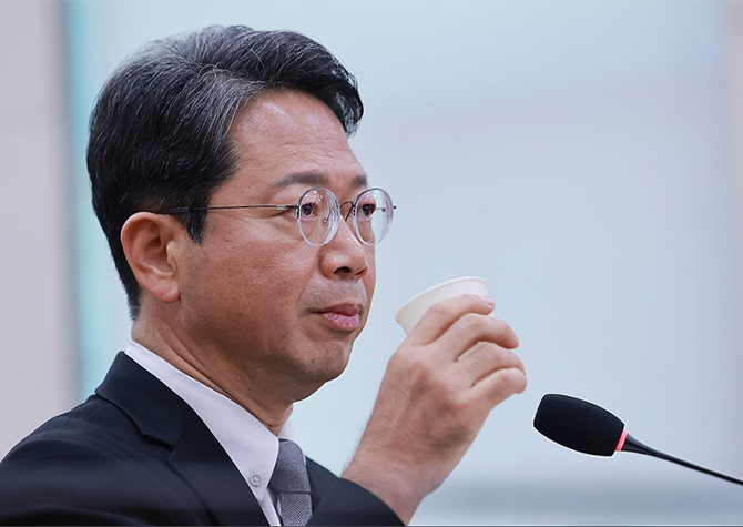 김승원 법무부 장관 후보자가 지난 15일 국회 법제사법위원회에서 열린 인사청문회에서 물을 마시고 있다. 연합뉴스