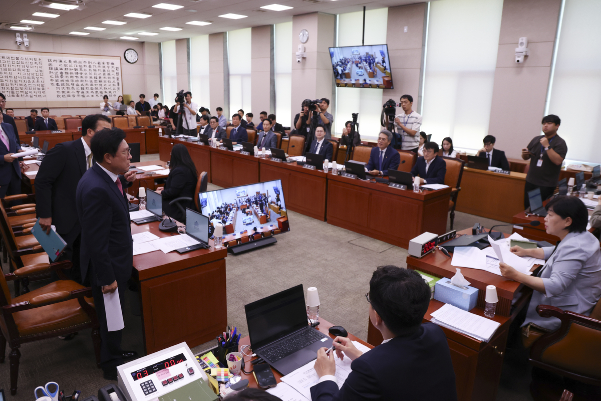 박형수 국민의힘 법사위 간사와 국민의힘 의원들이 17일 오전 서울 여의도 국회에서 열린 법제사법위원회 전체회의에서 김승원 법무장관 후보자 인사청문경과보고서 채택의 건이 상정되자 항의하고 있다. 뉴시스