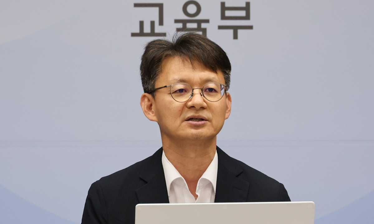 송근현 교육부 대학정책관이 17일 세종시 정부세종청사에서 유웨이어플라이의 2027학년도 대입 수시모집 원서 접수의 시스템 장애 관련 구제 신청 접수 등 조치 결과에 대해 브리핑하고 있다.