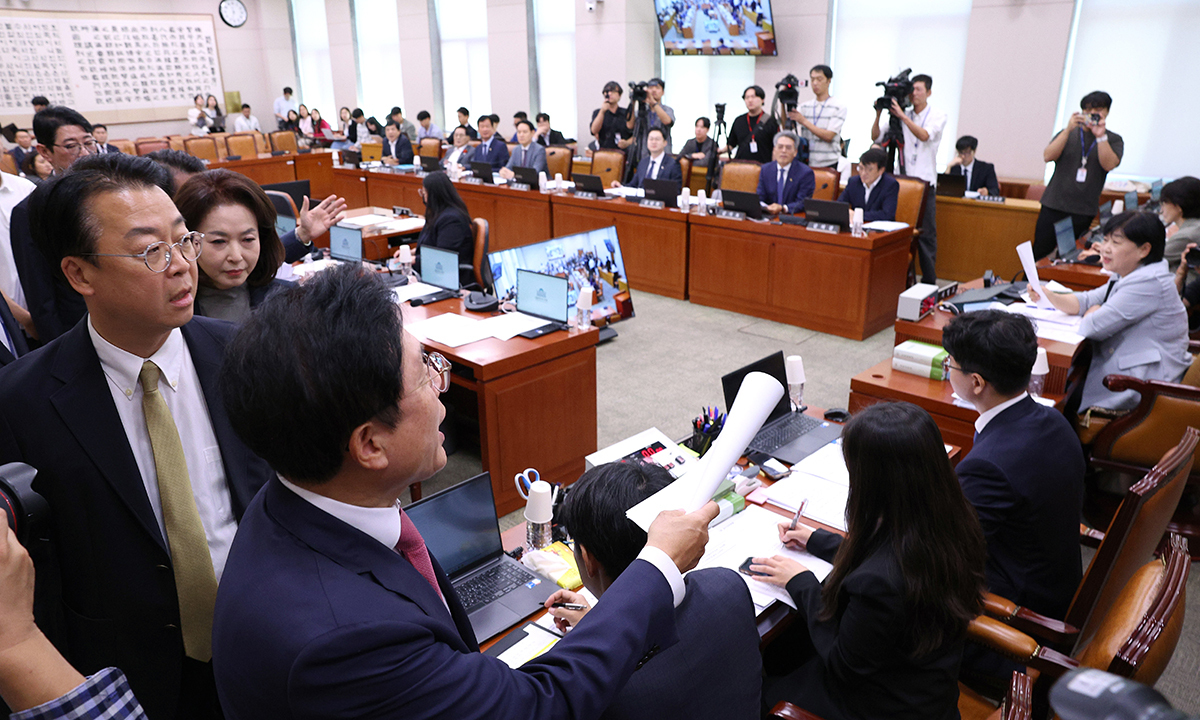 집단 퇴장하는 국힘 의원들 17일 국회 법제사법위원회 전체회의에서 더불어민주당이 김승원 법무부 장관 후보자 인사청문경과보고서 채택을 추진하자 국민의힘 의원들이 반발하며 회의장을 나서고 있다. 민주당은 청문회를 통해 관련 의혹이 소명됐다는 입장인 반면, 국민의힘은 핵심 의혹이 충분히 해소되지 않았다고 주장하고 있다. 남정탁 기자