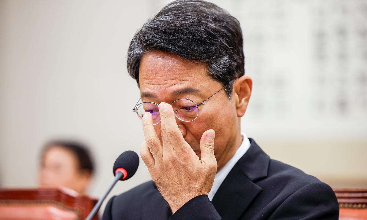 김승원 법무부장관 후보자가 지난 15일 서울 여의도 국회 법제사법위원회에서 열린 인사청문회에서 얼굴을 만지고 있다. 뉴시스