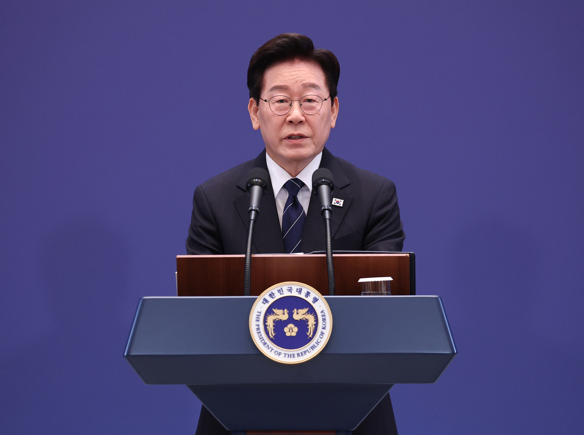 이재명 대통령이 18일 청와대 영빈관에서 열린 기자회견에서 취재진 질문에 답하고 있다.&nbsp; &nbsp; 연합뉴스