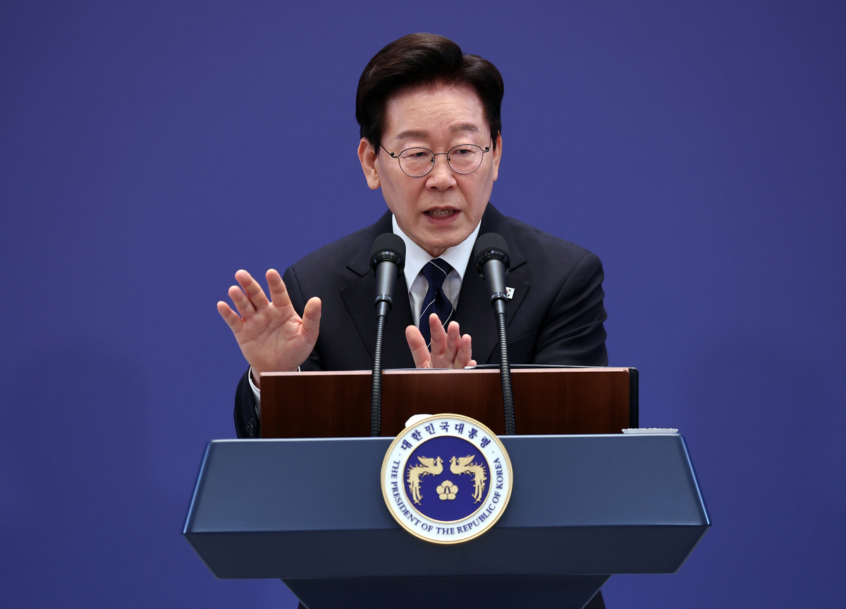 이재명 대통령이 18일 청와대 영빈관에서 열린 기자회견에서 취재진 질문에 답하고 있다.&nbsp; &nbsp; 연합뉴스