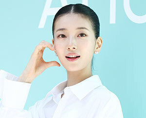 수지 '깜찍한 볼하트'