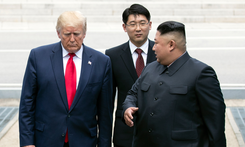 북한 김정은 국무위원장 새 통역사 (판문점=연합뉴스) 배재만 기자 = 도널드 트럼프 미국 대통령과 북한 김정은 국무위원장이 30일 오후 판문점 군사분계선에서 만나 함께 남측으로 향하고 있다. 뒤는 하노이에서 통역했던 신혜영 대신, 2017년 농구선수 로드맨의 방북을 수행했던 남성이 새로운 통역사로 등장했다. 2019.6.30 scoop@yna.co.kr (끝) &amp;lt;저작권자 ⓒ 2019 연 합 뉴 스. 무단전재-재배포 금지.&amp;gt;