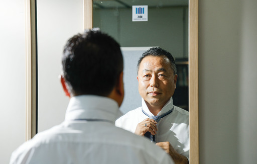 윤재남 서울남부지검 수사과장이 14일 남부지검 사무실에서 세계일보와 인터뷰에 앞서 옷매무새를 정리하고 있다. 이날 윤 과장은 검찰청 폐지 관련 검찰에서 ‘한 몸’이었던 수사·기소 기능이 별도 기관으로 쪼개지는 데 대한 우려를 표했다. 최상수 기자