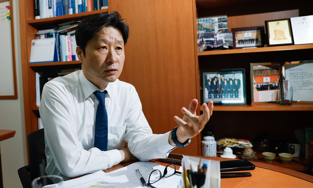 김후곤 법무법인 광장 대표변호사가 지난 2일 서울 중구 사무실에서 산업스파이 가중처벌에 관한 특별법안 제정 필요성을 설명하고 있다. 최상수 기자