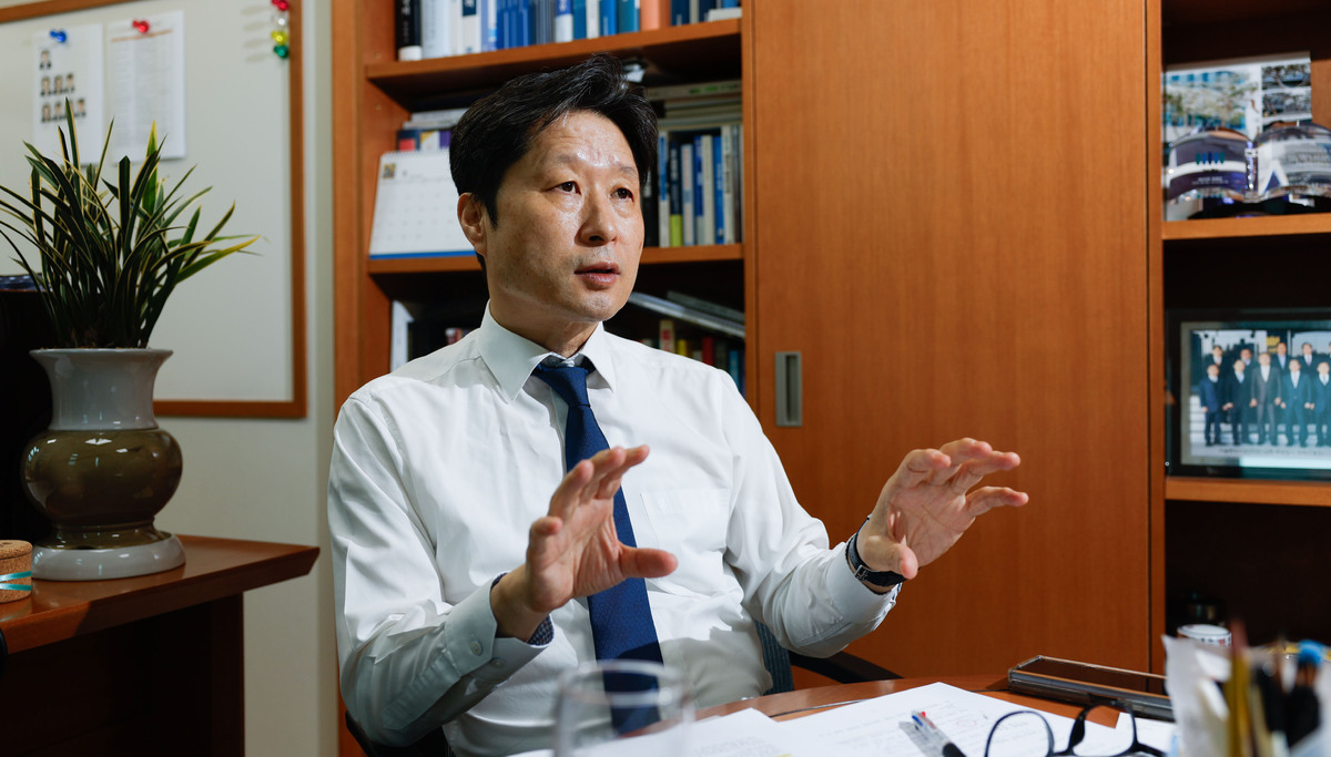 김후곤 법무법인 광장 대표변호사가 지난 2일 서울 중구 사무실에서 산업스파이 가중처벌에 관한 특별법안 제정 필요성을 설명하고 있다. 최상수 기자