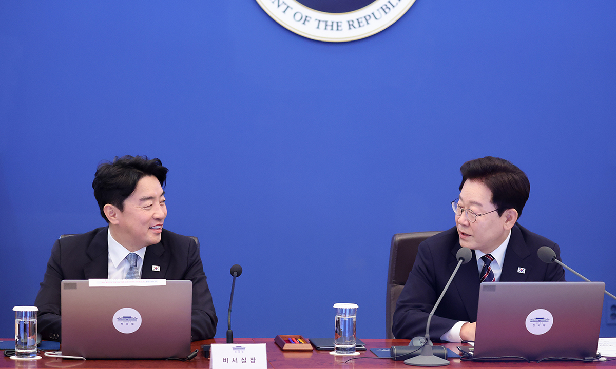 이재명 대통령이 21일 청와대에서 열린 수석보좌관회의에서 이날 오전 사의를 표명한 강훈식 비서실장을 바라보며 참모진의 노고를 격려하는 발언을 하고 있다. 청와대통신사진기자단