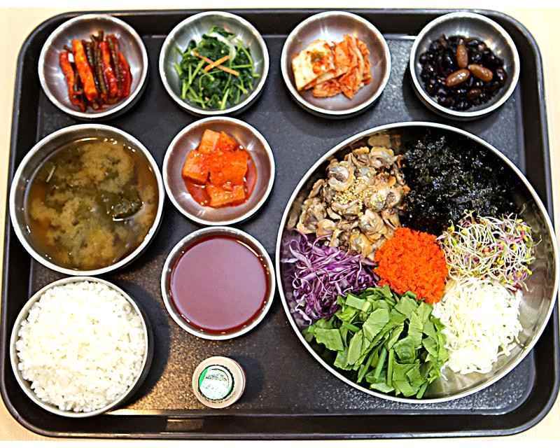 남해고속도로 보성녹차휴게소(영암방향)의 ‘보성꼬막비빔밥’. 벌교 꼬막에 채소와 날치알을 얹은 메뉴로, 한국도로공사가 지난해 5월 공개한 부문별 인기 메뉴 16선 비빔밥 부문에 이름을 올렸다. 사진=한국도로공사 제공