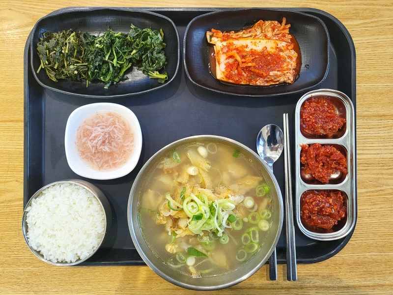 서울양양고속도로 홍천휴게소(양양방향) 산골황태3대식당의 ‘황태국밥’. 식해 세 가지와 나물 세 가지를 함께 낸다. 사진=한국도로공사 제공