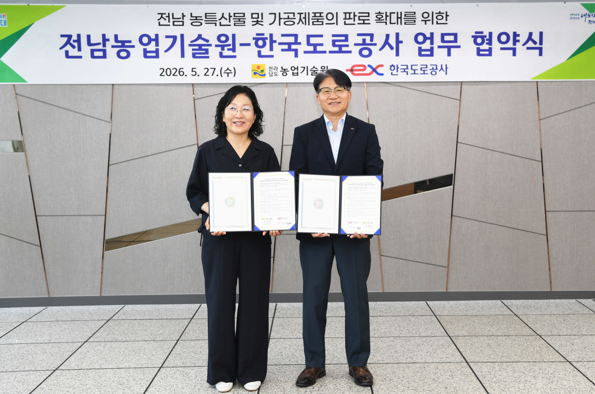 지난 5월27일 열린 한국도로공사 광주전남본부와 전남도농업기술원의 업무협약식. 해남 고구마빵과 곡성 토란 떡볶이를 올해 하반기부터 주요 휴게소에 순차 도입하기로 했다. 사진=한국도로공사 광주전남본부 제공