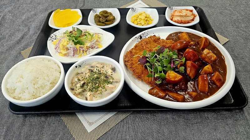중부내륙고속도로 충주휴게소(창원방향)의 ‘사과수제돈가스’. 충주 사과로 만든 특제 소스를 돈가스에 끼얹은 메뉴로, 한국도로공사가 지난해 5월 공개한 부문별 인기 메뉴 16선 돈가스 부문에 이름을 올렸다. 사진=한국도로공사 제공