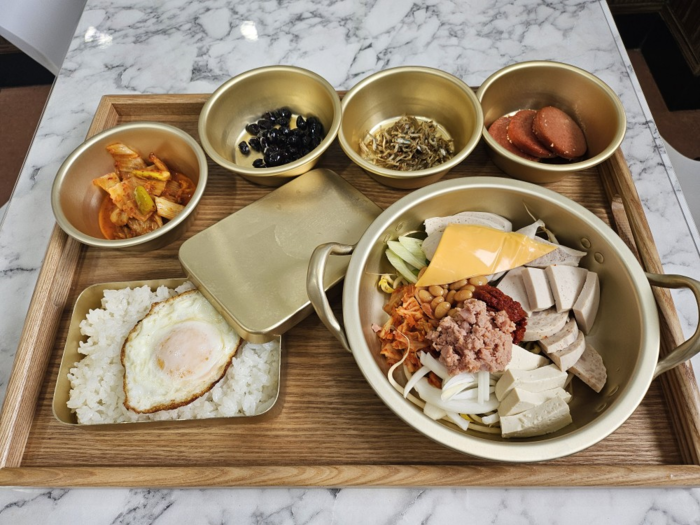 경부고속도로 칠곡휴게소(부산방향)의 ‘왜관 수제 소시지 부대찌개’. 지난해 페스타 최우수상을 받았고 값은 1만1900원이다. 사진=한국도로공사 제공