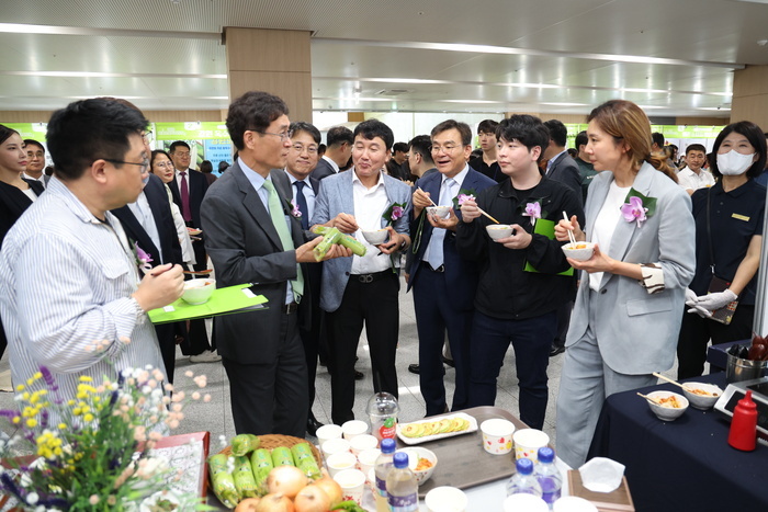 지난해 7월 경북 김천 한국도로공사 본사에서 열린 ‘2025 휴게소 음식 페스타’ 심사 장면. 중앙고속도로 치악휴게소와 홍천강휴게소의 메뉴가 이 경연에서 장려상을 받았다. 사진=한국도로공사 제공