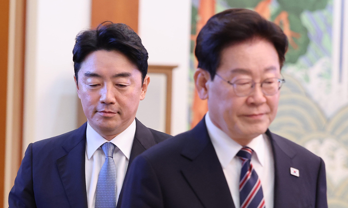 고심 깊은 李 이재명 대통령과 강훈식 비서실장이 21일 청와대에서 열린 대통령 주재 수석보좌관회의에 참석하기 위해 나란히 이동하고 있다. 이 대통령은 회의 모두발언에서 이날 사의를 표명한 강 실장을 두고 “우리 비서실장께서 오늘 드디어 졸업을 한 번 해보시겠다고 한 것 같은데, 아직은 제가 어떻게 할지는 결정을 못 하겠다”고 말했다.이제원 선임기자