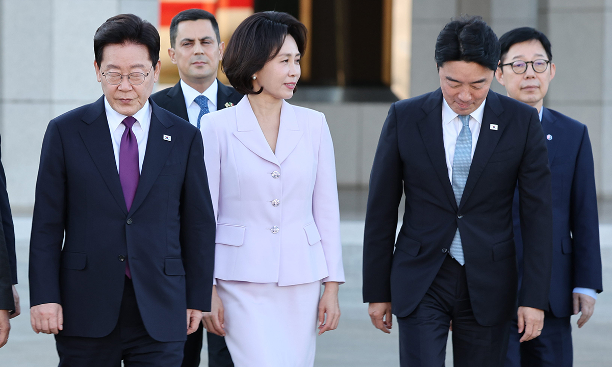 李, 美·멕시코 순방길… 배웅 나간 강훈식 이재명 대통령과 김혜경 여사가 21일 미국·멕시코 순방길 배웅을 위해 경기 성남 서울공항에 나온 강훈식 비서실장(오른쪽)과 함께 공군1호기로 이동하고 있다. 이 대통령은 출국 전 청와대에서 주재한 수석보좌관회의에서 이날 사의를 표명한 강 실장을 두고 “우리 비서실장께서 오늘 드디어 졸업을 한 번 해보시겠다고 한 것 같은데, 아직은 제가 어떻게 할지는 결정을 못 하겠다”고 말했다. 이제원 선임기자