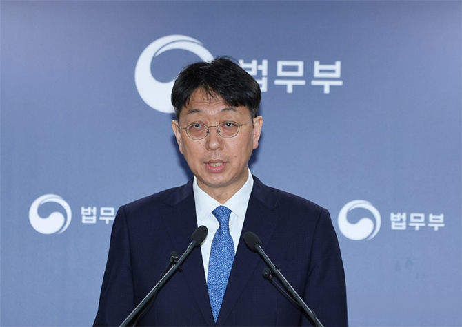 이응철 법무부 검찰국장이 22일 경기도 정부과천청사 법무부에서 공소청 직제안 관련 브리핑을 하고 있다. 연합뉴스